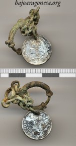 Figura 27. Anverso y reverso de 10 centavos de Patacón argentino de 1883 hallado junto al Soldado 3.